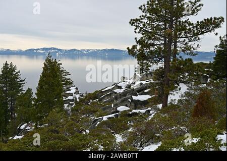 Vue Sur Le Lac Tahoe, Nevada Depuis La Piste De Chimney Beach Trail Près De Carson City. Banque D'Images