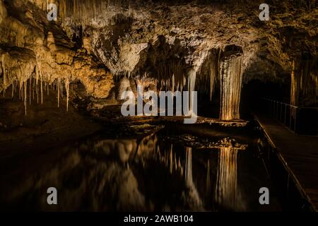 L'étang miroir et la passerelle des structures de calcaire dans Lake Cave dans la région de Margaret River en Australie occidentale Banque D'Images