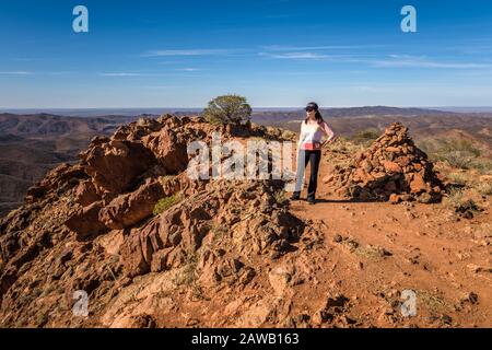 L'éco-touriste se dresse au sommet du point de vue de Siillers lors d'une randonnée dans le ridgetop Arkaroola, dans la chaîne des Flinders Ranges du nord de l'Australie méridionale. Banque D'Images