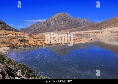 paysage alpin pittoresque et lac gelé sela entouré par l'himalaya, dans le district de tawang, arunachal pradesh en inde Banque D'Images