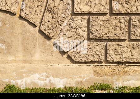 Arrière-plan de mur de briques anciennes avec espace de copie. Mur de briques carrées. Texture de mur de pierre fissurée Banque D'Images