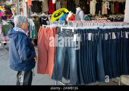 Magasin dans le sud de la rue d'El Paso de El Paso, Texas, USA Banque D'Images