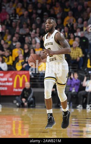 Wichita, Kansas, États-Unis. 06 février 2020. Wichita State Shockers guard Jamarius Burton (2) apporte le terrain de balle pendant le match de basket-ball NCAA entre les Bearcats et les Shockers d'état de Wichita à Charles Koch Arena à Wichita, Kansas de Cincinnati. Kendall Shaw/Csm/Alay Live News Banque D'Images