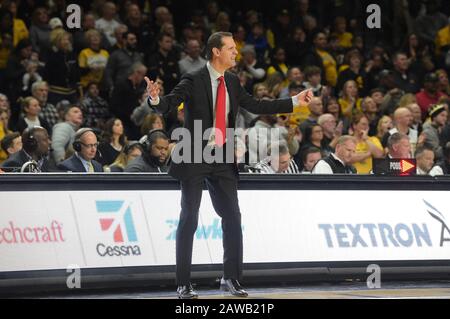 Wichita, Kansas, États-Unis. 06 février 2020. L'entraîneur-chef de Cincinnati Bearcats John Brannen interroge un appel pendant le match de basket-ball NCAA entre les Bearcats de Cincinnati et les Shockers d'état de Wichita à Charles Koch Arena à Wichita, Kansas. Kendall Shaw/Csm/Alay Live News Banque D'Images