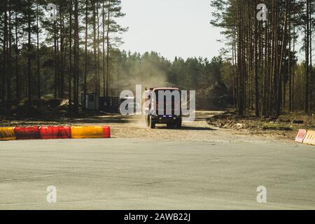 Gros camion sur le bord de la route près de la forêt. Camion blanc sur une route. Véhicule de transport Banque D'Images