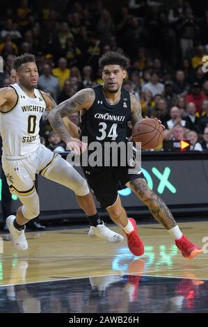 Wichita, Kansas, États-Unis. 06 février 2020. La garde de Cincinnati Bearcats Jarron Cumberland (34) conduit au panier pendant le match de basket-ball NCAA entre les Bearcats de Cincinnati et les Shockers d'état de Wichita à Charles Koch Arena à Wichita, Kansas. Kendall Shaw/Csm/Alay Live News Banque D'Images