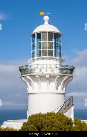 Le phare de Sugarloaf point se trouve sur un promontoire spectaculaire à l'est du village de Seal Rocks. Achevé en 1875, c'est le premier phare conçu par colonia Banque D'Images
