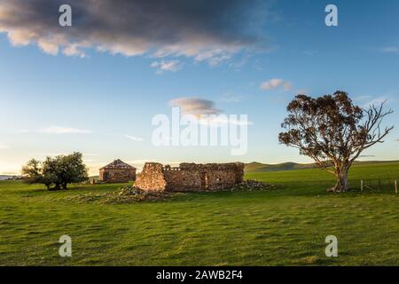 Un paysage pittoresque des ruines d'une propriété Cobb & Co classée au patrimoine, dans l'éclairage d'heure d'or du coucher du soleil près de Burra en Australie méridionale. Banque D'Images