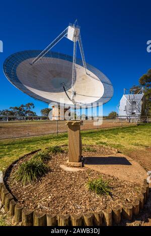 Un jardin circulaire avec un pilier de marqueur à compas statique et un modèle de satellite donnent l'œil au célèbre télescope radio Parkes, en Australie. Banque D'Images