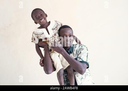 Famille ethnique africaine avec papa et fils gai photo souriant et rire ensemble légèrement désaturé Banque D'Images