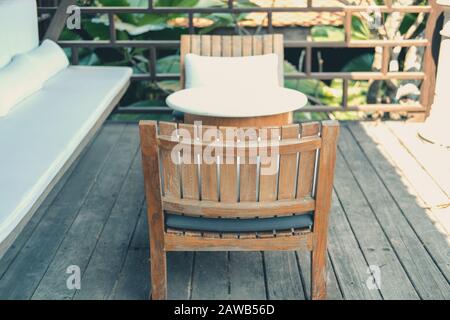 chaise en bois et canapé-lit pour se détendre sur la terrasse balcon de maison en bois Banque D'Images