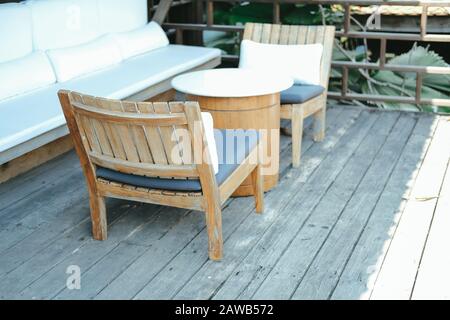 chaise en bois et canapé-lit pour se détendre sur la terrasse balcon de maison en bois Banque D'Images