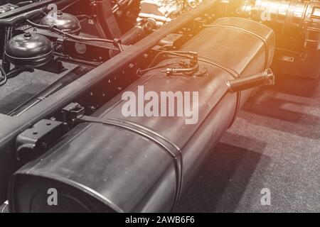 Réservoir de carburant dans le châssis du véhicule de camion, conteneur essence ou diesel dans les véhicules utilitaires sport. Banque D'Images