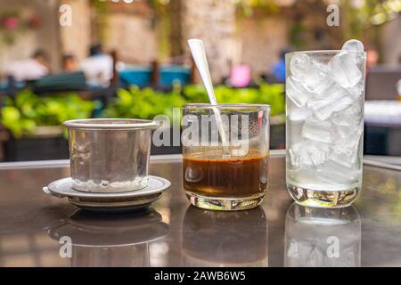 Café traditionnel vietnamien servi avec de la glace Banque D'Images