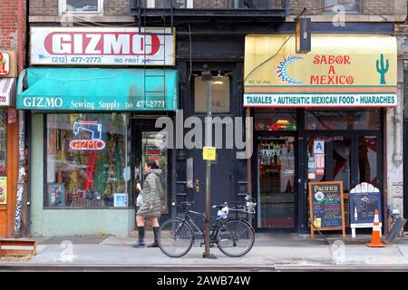 Gizmo Concept, Sabor A Mexico, 160 First Avenue, New York, NY. Façade d'une boutique de couture et d'une taqueria dans l'East Village de Manhattan Banque D'Images