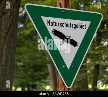 Landschaftschutzgebiet est l'Allemagne mots signifient nature Preserve. Le vieux signe de conservation de la nature rugueux est constitué de forme triangulaire Banque D'Images