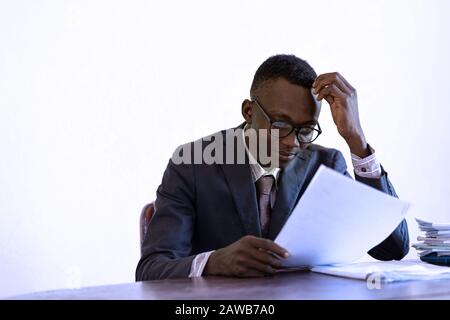 Authentique jeune gars étudiant chef travaillant dans le bureau Banque D'Images