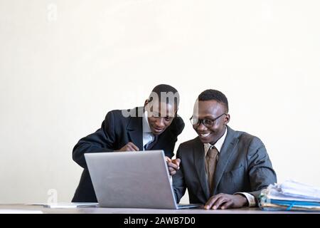 Horizontal Shot of business espeople travaillant ensemble avec un ordinateur portable Banque D'Images