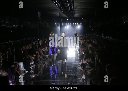 Los Angeles, États-Unis. 7 février 2020. Les modèles marchent sur la piste au spectacle Tom Ford à Milk Studios le vendredi 07 février 2020 à Hollywood, en Californie. Photo de John Angelillo/UPI crédit: UPI/Alay Live News Banque D'Images