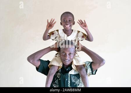 Père et fils africains s'amuser ensemble devant l'appareil photo gai look et les gens heureux Banque D'Images
