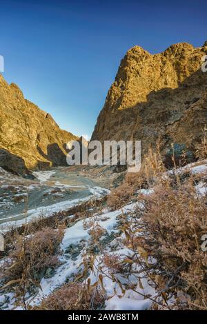 Scènes de la célèbre vallée de l'Aigle en Mongolie dans le désert de Gobi, partie du parc national de Gobi Gurvansaïkhan Banque D'Images