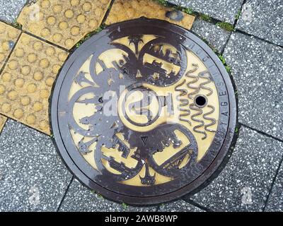 Couvercle de trou d'homme sur la rue de Nagoya au Japon Banque D'Images