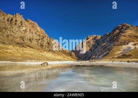 Scènes de la célèbre vallée de l'Aigle en Mongolie dans le désert de Gobi, partie du parc national de Gobi Gurvansaïkhan Banque D'Images