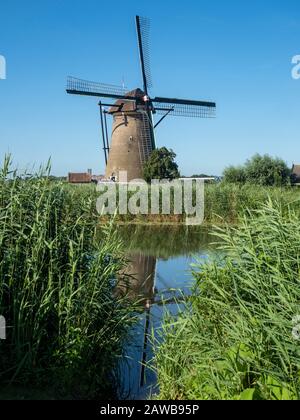 KINDERDIJK, PAYS-BAS - 04 JUILLET 2019 : les moulins à vent historiques datant du 17th siècle à Kinderdijk avec réflexion dans un canal Banque D'Images