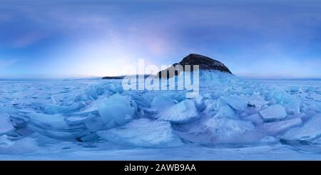 Vue panoramique à 360° de Champ d'hummocks de glace du lac Baikal sur l'île d'Olkhon. Panorama vr 360 degrés sphérique.