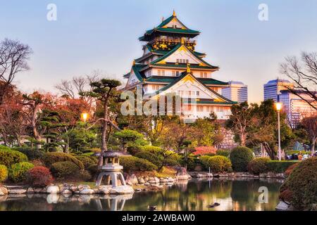 Canards sur un étang calme dans le jardin japonais autour du château de la ville d'Osaka et parc au lever du soleil. Banque D'Images