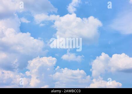 Le ciel bleu pastel avec des nuages de tas blancs peut être utilisé comme arrière-plan Banque D'Images