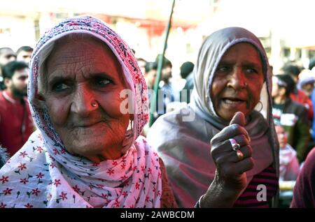 New Delhi, INDE. 25 Janvier 2020. Des femmes Protestent contre CAA et le CNRC à Shaheen Bagh. Grand-Mère Bilkis Avec Grand-Mère Shabbiran. Banque D'Images