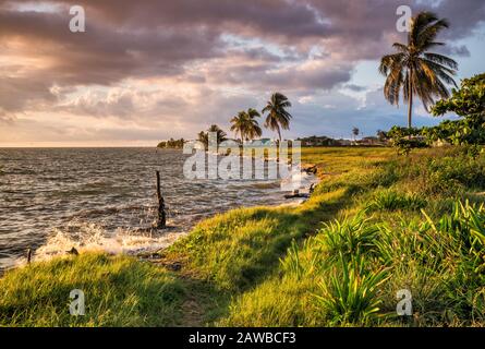 Côte de la mer des Caraïbes au lever du soleil à Dangriga, dans le district de Stann Creek, au Belize Banque D'Images