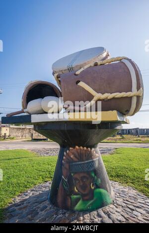 Batterie de nos pères Monument, sculpture en bronze de Stephen Okeke, à Dangriga, district de Stann Creek, Belize Banque D'Images