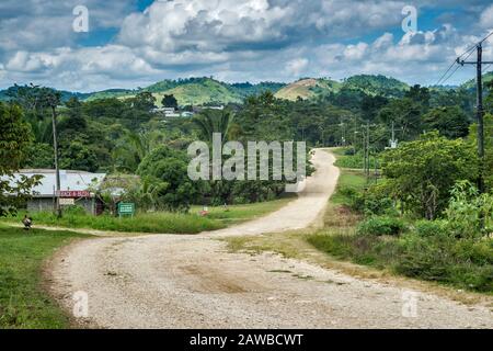 Route de campagne dans le village de San Miguel dans les montagnes mayas, district de Tolède, Belize Banque D'Images