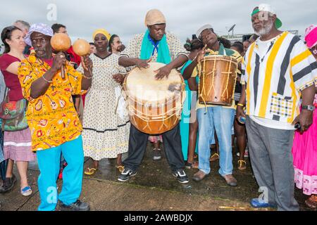 Batteur à la bataille des batterie, festival annuel de la Journée de règlement de la garifuna à Punta Gorda, district de Tolède, Belize Banque D'Images