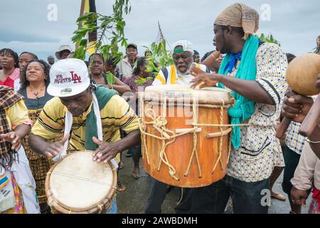 Batteur à la bataille des batterie, festival annuel de la Journée de règlement de la garifuna à Punta Gorda, district de Tolède, Belize Banque D'Images