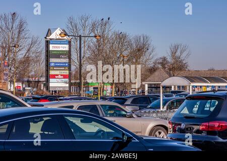 Centre commercial de Kingston Milton Keynes avec boutiques de mode dans les grandes rues, supermarché et restaurants, et parking gratuit. Banque D'Images