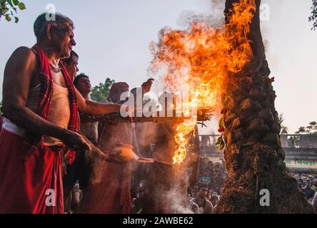 Charak Puja traditionnelle de la communauté hindoue célèbre avec enthousiasme et fête à Srimangal.Le festival commence chaque année le 30 Ban Banque D'Images