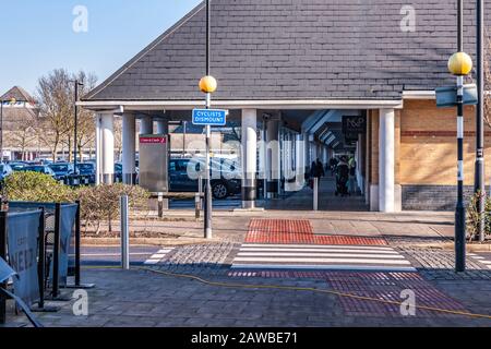 Centre commercial de Kingston Milton Keynes avec boutiques de mode dans les grandes rues, supermarché et restaurants, et parking gratuit. Banque D'Images