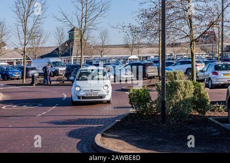 Centre commercial de Kingston Milton Keynes avec boutiques de mode dans les grandes rues, supermarché et restaurants, et parking gratuit. Banque D'Images