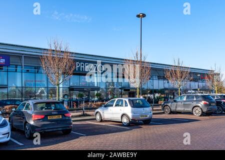 Centre commercial de Kingston Milton Keynes avec boutiques de mode dans les grandes rues, supermarché et restaurants, et parking gratuit. Banque D'Images