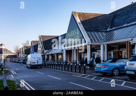 Centre commercial de Kingston Milton Keynes avec boutiques de mode dans les grandes rues, supermarché et restaurants, et parking gratuit. Banque D'Images