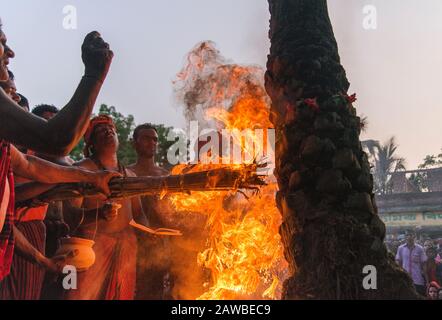 Charak Puja traditionnelle de la communauté hindoue célèbre avec enthousiasme et fête à Srimangal.Le festival commence chaque année le 30 Ban Banque D'Images