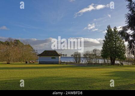 Le Clubhouse du Club de pêche de Monikie Angling surplombe le réservoir du Country Park dans des conditions ensoleillées en février. Banque D'Images