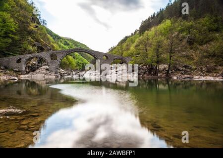 Le pont d'architecture romaine à Ardino, dans les montagnes de Rhodope de Bulgarie, fait partie du pont du diable de la voie spatiale Banque D'Images