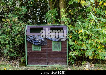 Poubelles dans un parc public de Coventry, Royaume-Uni Banque D'Images