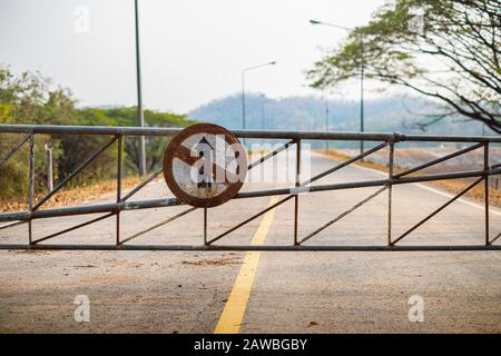 Porte de barrière de sécurité du véhicule et ne pas aller tout droit en direction de l'ancien panneau de signalisation sur la route Banque D'Images