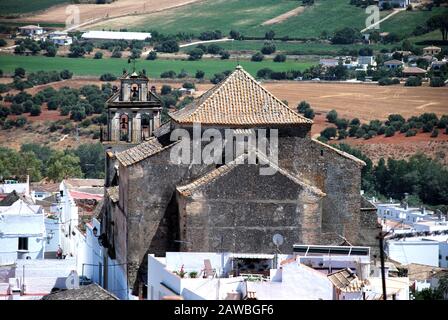 Vue imprenable sur l'église San Augustin et les bâtiments de la ville, Arcos de la Frontera, Andalousie, Espagne. Banque D'Images