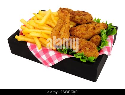 Filets de poulet frits au sud et frites de pommes de terre dans une boîte noire isolée sur fond blanc Banque D'Images